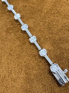 Solid 10k White Gold and Real Diamonds.
New. Guaranteed . Beautiful 8 inches.